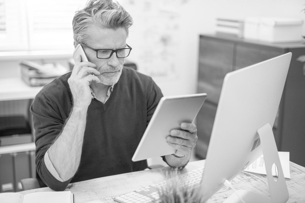 Consultor senior experto en negociaciones de fusiones y adquisiciones M&A