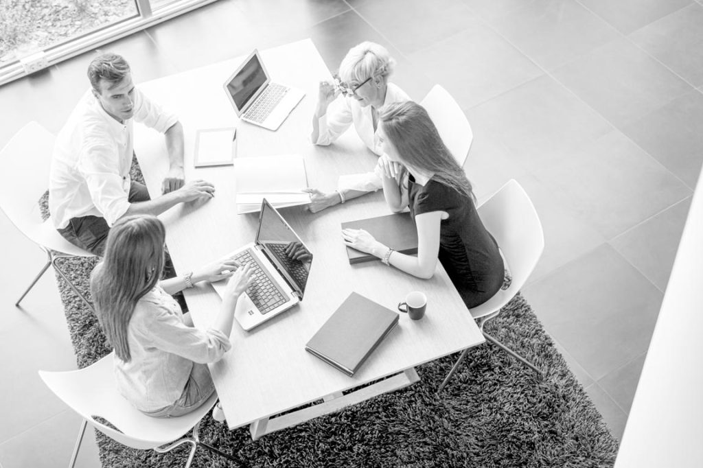 Grupo de expertos en fusiones y adquisiciones M&A analizando documentación